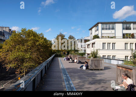 Die Menschen genießen die Promenade Plantée oder Coulée Verte René-Dumont, erhöhte Park im 12. Arrondissement, Paris, Frankreich Stockfoto