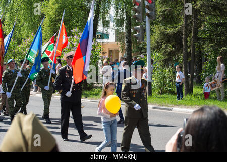 REGION Kursk, Russland - Mai 9, 2018. Menschen nehmen an der Parade des Unsterblichen Regiment mit Porträts ihrer Verwandten, die Parti Stockfoto