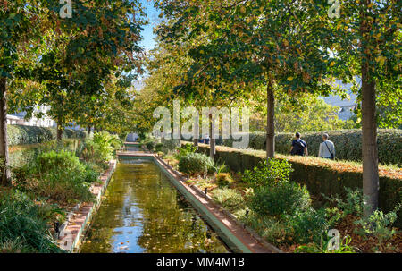Die Menschen genießen die Promenade Plantée oder Coulée Verte René-Dumont, erhöhte Park im 12. Arrondissement, Paris, Frankreich Stockfoto