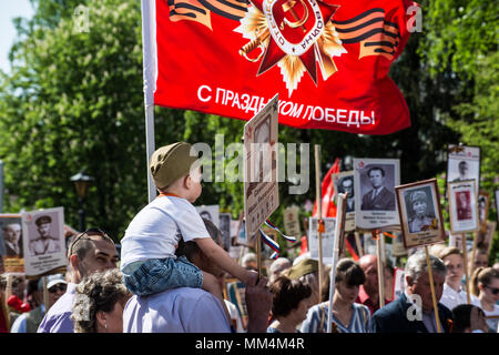 REGION Kursk, Russland - Mai 9, 2018. Menschen nehmen an der Parade des Unsterblichen Regiment mit Porträts ihrer Verwandten, die Parti Stockfoto