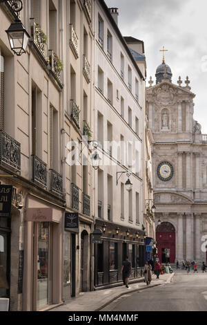 Marais Strasse mit Kirche und Geschäfte, Paris, Frankreich, Stockfoto