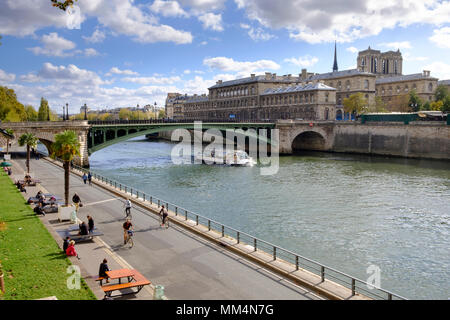 Luftaufnahme von Boot und Pont Notre-Dame mit Voie George Pompidou Fußgänger- und Radweg, 4. arr, Paris, Frankreich Stockfoto