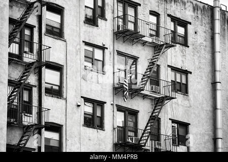 Schwarz/Weiß-Bild vom alten Gebäude mit Feuerleitern, eines der Symbole von New York City, USA. Stockfoto