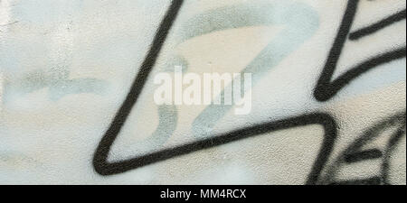 Graffiti weiß. Grau Schwarz Pflasterwand Fragment mit Abstract Urban Street Art Muster Hintergrund. Stockfoto