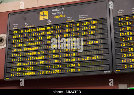 Anreise board Ankündigung Zeiten der Flüge in den Flughafen Teneriffa Süd, Kanarische Inseln, Spanien Stockfoto