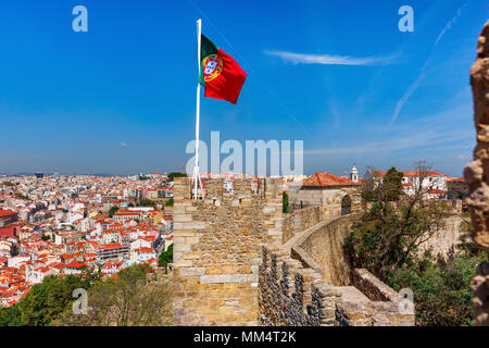 Portugiesische Flagge auf der Festungsmauer, Lissabon, Portugal Stockfoto