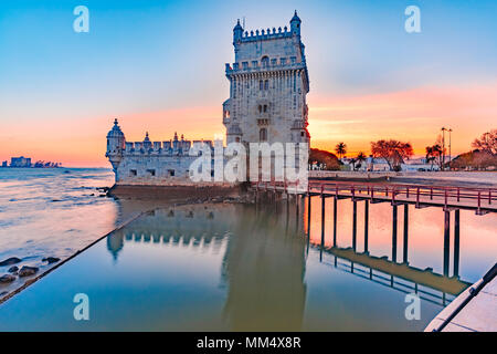 Turm von Belem in Lissabon bei Sonnenuntergang, Portugal Stockfoto