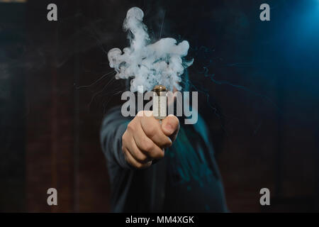 Tropfer in einer Hand eine Wolke aus weißen, blauen Dämpfen. Freundlich für vape shop Poster und Design. Vaping Konzept. Stockfoto