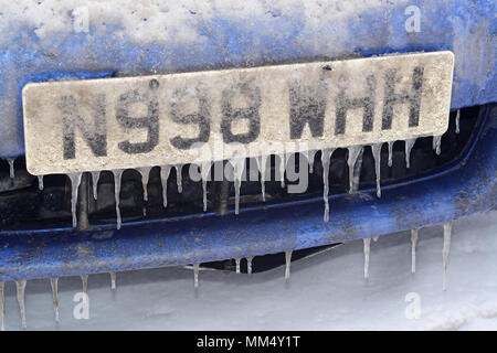 Eiszapfen tropft aus Schnee und Eis auf dem Auto im Winter Schnee yorkshire United Kingdom Stockfoto