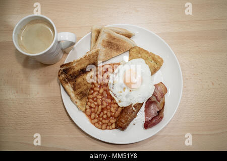 Ein englisches Frühstück mit einem schwarzen Kaffee in einem Cafe Tabelle Stockfoto