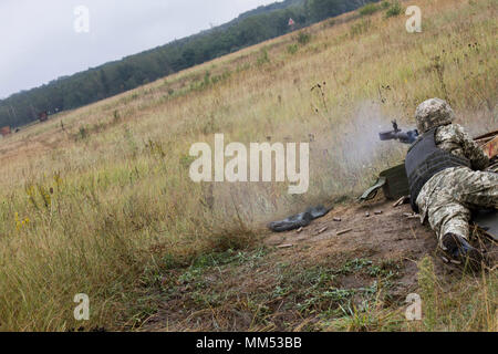 Eine ukrainische Soldaten des 1.Bataillon, 95 separaten Airmobile Brigade feuert eine DShK Maschinengewehr während der Ausbildung an der Yavoriv Combat Training Center auf dem internationalen Friedens und der Sicherheit in der westlichen Ukraine, an Sept. 6. Yavoriv CTC Instruktoren wurden von polnischen Armee und der US-Armee Mentoren aus der Gemeinsamen multinationalen Ausbildung Group-Ukraine der Luftlandetruppen beizubringen, wie man die Waffe einzusetzen und effektiv Ziele engagieren, die in unterschiedlichen Abständen. (Foto von Sgt. Anthony Jones, 45th Infantry Brigade) Stockfoto