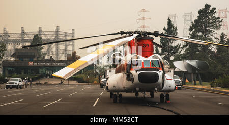 Eine Chinook Hubschrauber ist inszeniert im Bradford Island Visitor Center Parkplatz bei Bonneville Sperren & Damm auf Sept. 5, 2017. Die US-Armee Korps der Ingenieure ist mit mehreren Agenturen in Reaktion auf die Eagle Creek Feuer arbeiten. Feuerwehren aus dem Norden Bonneville, Tualatin, Dayton, Keizer und Hillsboro Personal und Ausrüstung in Bonneville inszeniert, darunter zwei Chinook Hubschrauber für den Einsatz in Wasser eintauchen von der Columbia River. (U.S. Armee Korps der Ingenieure Foto) Stockfoto