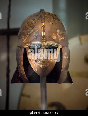 London. England. British Museum. Die Sutton Hoo Helm. Die Sutton Hoo Schiff vergraben in Suffolk, England, ausgegraben in 1939, ist einer der wichtigsten Stockfoto