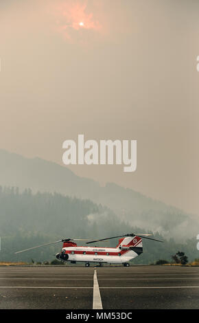 Eine Chinook Hubschrauber ist inszeniert im Bradford Island Visitor Center Parkplatz bei Bonneville Sperren & Damm auf Sept. 5, 2017. Die US-Armee Korps der Ingenieure ist mit mehreren Agenturen in Reaktion auf die Eagle Creek Feuer arbeiten. Feuerwehren aus dem Norden Bonneville, Tualatin, Dayton, Keizer und Hillsboro Personal und Ausrüstung in Bonneville inszeniert, darunter zwei Chinook Hubschrauber für den Einsatz in Wasser eintauchen von der Columbia River. (U.S. Armee Korps der Ingenieure Foto) Stockfoto