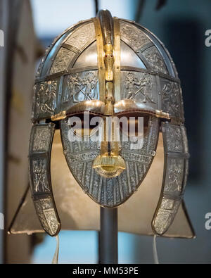 London. England. British Museum. Eine Replik der Sutton Hoo Helm durch den Royal Armouries gemacht. Die Sutton Hoo Schiff vergraben in Suffolk, England, Exca Stockfoto