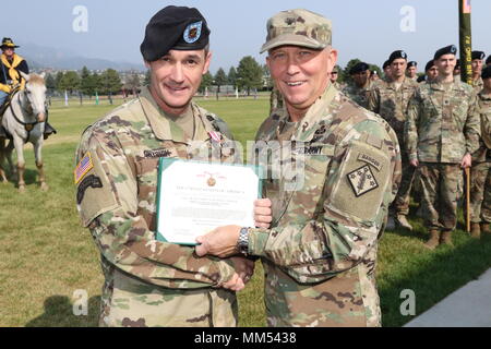 Brig. Gen. James Bonner, der Kommandant der 20. Chemische, biologische, radiologische, nukleare, Sprengstoffe, stellt den Befehl command Sgt. Maj. Brent Shyrigh, ausgehende command Sergeant Major der 71st Ordnance Gruppe (EOD), mit der Meritorious Service Medal während einer Dual-Zeremonie Sept. 6, 2017 Gründer Feld in Fort Carson, Colo. Der erste Teil der Zeremonie wurde die Farben der Einheit offiziell uncase. Der zweite Teil der Zeremonie war eine Änderung der Verantwortung zu erkennen Command Sgt. Maj. Weston West als neuen command Sergeant Major der 71St OD GP. (U.S. Armee Foto: Staff Sgt Stockfoto