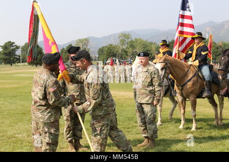 Befehl. Sgt. Maj. Brent Shyrigh, ausgehende command Sergeant Major der 71st Ordnance Gruppe (EOD), übergibt die Farben der Einheit zu oberst Frank Davis II, Kommandeur der 71 OD GP, während eine Dual-Purposed Zeremonie Sept. 6, 2017 Gründer Feld in Fort Carson, Colo. Der erste Teil der Zeremonie wurde die Farben der Einheit offiziell uncase. Uncasing die Farben bedeutet, dass die Einheit vollständig zurück in seine Heimat Station eingegliedert hat nach einer 9-monatigen Einsatz in Kuwait zur Unterstützung der Task Force Atlas. Der zweite Teil der Zeremonie war eine Änderung der Verantwortung zu erkennen Command Sgt. Maj. Weston Wir Stockfoto