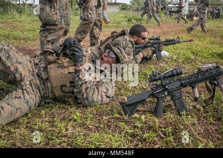 Lance Cpl. Gabriel A. Lee, ein rifleman mit Indien Firma, Bataillon Landung Team, 3rd Battalion, 5th Marines, bereitet eine Ausbildung Handgranate bei einer Granate werfen Bohren bei Andersen South Air Force Base, Guam, 3. September 2017 zu werfen. Marines mit BLT 3/5 trainieren regelmäßig in verschiedenen Umgebungen nach ihrer Bereitschaft, den Bodenkampf Element der 31 Marine Expeditionary Unit erhalten. Die 31. MEU Partner mit Amphibischen Squadron 11 der Marine Bonhomme Richard Expeditionary Strike Group zu bilden, stellt eine zusammenhängende Blau-grün-Team in der Lage eine Vielzahl von Missi Stockfoto