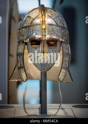 London. England. British Museum. Eine Replik der Sutton Hoo Helm durch den Royal Armouries gemacht. Die Sutton Hoo Schiff vergraben in Suffolk, England, Exca Stockfoto