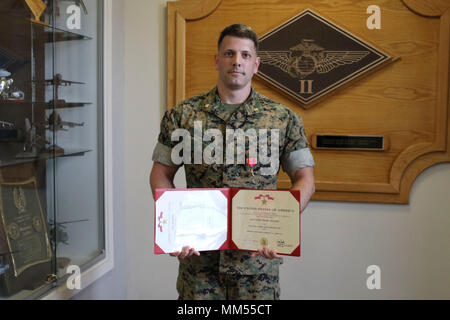 Maj. Adam McLaurin erhält einen bronzenen Stern Medaille bei einer Preisverleihung im Marine Corps Air Station Cherry Point, N.C., Sept. 6, 2017. McLaurin erhielt die Medaille für seine Verdienste im Zusammenhang mit Kampfhandlungen gegen den Feind, während der verantwortliche Offizier, provinziellen Augmentation Team, Special Operations Task Force West, Combined Joint Special Operations Task Force Afghanistan von Oktober 2013 bis August 2014. McLaurin ist derzeit eine manpower Offizier der Marine Flügel Hauptsitz Squadron 2 zugewiesen sind, 2. Marine Flugzeugflügel. (U.S. Marine Corps Foto von Cpl. Cody Le Stockfoto