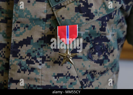 Maj. Adam McLaurin erhält einen bronzenen Stern Medaille bei einer Preisverleihung im Marine Corps Air Station Cherry Point, N.C., Sept. 6, 2017. McLaurin erhielt die Medaille für seine Verdienste im Zusammenhang mit Kampfhandlungen gegen den Feind, während der verantwortliche Offizier, provinziellen Augmentation Team, Special Operations Task Force West, Combined Joint Special Operations Task Force Afghanistan von Oktober 2013 bis August 2014. McLaurin ist ein manpower Offizier zu Marine Flügel Hauptsitz Squadron 2 zugewiesen sind, 2. Marine Flugzeugflügel. (U.S. Marine Corps Foto von Cpl. Cody Zitronen/Rele Stockfoto