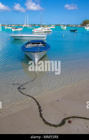 Grand Baie, Mauritius - tropische Insel romantisches Wochenende Szene mit kleinen Sportbooten auf einem Azure farbige bay Bild mit Kopie Raum günstig Stockfoto