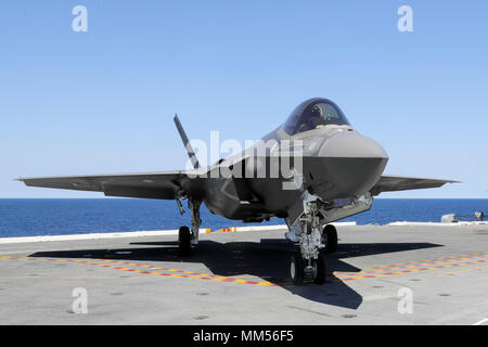 170904-N-CT 127-0168 ATLANTIK (Sept. 4, 2017) Eine F-35C Lightning II, aus dem "Grim Reaper" von Strike Fighter Squadron (VFA) 101, sitzt auf dem Flugdeck der Nimitz-Klasse Flugzeugträger USS Abraham Lincoln (CVN 72). Abraham Lincoln ist unterwegs Durchführung von Schulungen nach dem erfolgreichen Abschluss des Trägers inkrementelle Verfügbarkeit. (U.S. Marine Foto von Mass Communication Specialist 1. Klasse Josue Escobosa/Freigegeben) Stockfoto