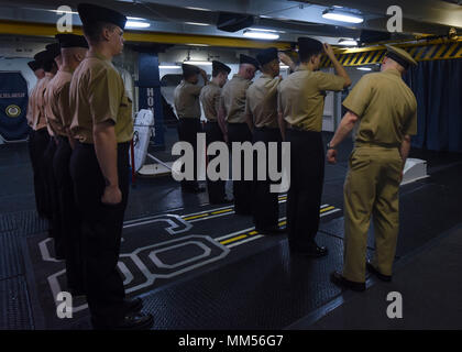 ARABIAN GULF (Aug. 24, 2017) U.S. Navy Segler aus der technischen Abteilung an Bord der Flugzeugträger USS Nimitz (CVN68) werden durch den Befehl Master Chief Jimmy Hailey während einer Abteilung überprüft im Rampenlicht (DITS) Inspektion im Vorschiff, 12.08.24, 2017, die in den Persischen Golf. Der Nimitz ist in den USA der 5. Flotte Bereich der Operationen zur Unterstützung der Operation inhärenten Lösung bereitgestellt. Während in dieser Region, das Schiff und Streik Gruppe leiten Maritime Security Operations Verbündeten und Partnern zu beruhigen, die Freiheit der Schifffahrt zu bewahren und den freien Fluss des Handels halten. (U.S. Marine p Stockfoto