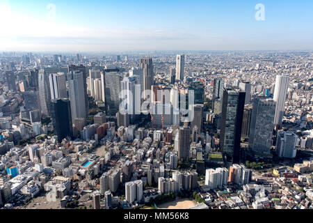 Ein Blick auf die Wolkenkratzer in Shinjuku district von einer UH-1N Iroquois in die 459Th Airlift Squadron, Sept. 3, 2017, in der Metropole Tokio umfassende Disaster Prevention Bohren zugeordnet. Shinjuku ist eine spezielle Station in Tokio, Japan. Es ist ein wichtiges Handels- und Verwaltungszentrum für die Regierung in Tokio. Die Gemeinde hat eine geschätzte Bevölkerung von 337,556. (U.S. Air Force Foto von Yasuo Osakabe) Stockfoto