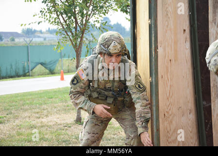 Die 173rd Airborne Brigade ist eine Infanterieformation der US Army, die der US Army Europe zugeordnet ist. Am 7. September 2017 führten Fallschirmjäger die Räumung der Unfallkammer in Del DIN in Vicenza, Italien, während einer 48-stündigen Serie von neun medizinischen und physischen Veranstaltungen durch, um die Teilnehmer für den Best Medic Competition in San Antonio, Texas, zu ermitteln. Das Archivbild zeichnet eine strukturierte Kampfärztebeurteilung auf. Stockfoto