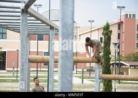Die 173rd Airborne Brigade ist eine US Army Airborne Infanterie Brigade, die der US Army Europe zugeordnet ist. Fallschirmjäger absolvierten am 7. September 2017 innerhalb von 48 Stunden in Del DIN in Vicenza, Italien, Hindernisbahnspuren. 9-Event-Bewertung zur Auswahl von Medizinern für den besten Medic-Wettbewerb in San Antonio, Texas. Das Archivbild dokumentiert das sportliche Training im Zusammenhang mit der medizinischen Qualifikation. Stockfoto