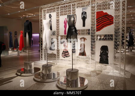 Azzedine Alaia Der Couturier, das Design Museum, London, England Stockfoto