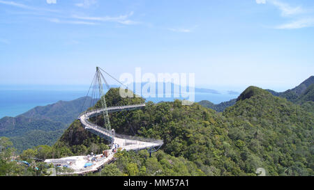 PULAU Langkawi, Malaysia - APR 8 2015: Blick auf den Panoramablick auf Langkawi Sky Bridge von einem höheren Aussichtspunkt. SkyCab ist eine der größten Attraktionen auf Stockfoto