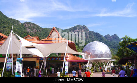 PULAU Langkawi, Malaysia - APR 8 2015: Die Langkawi Seilbahn, auch bekannt als SkyCab, ist eine der großen Attraktionen der Insel. Stockfoto