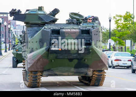 Ein Angriff Amphibienfahrzeug (AAV) Laufwerke in Richtung es statische Anzeige Parkplatz in der Innenstadt von Detroit während Marine Woche Detroit Sept. 06, 2017. Marine Woche Detroit ist eine Gelegenheit für die Menschen in der Gegend von Detroit zu Marines treffen und über die Geschichte der Corp, Traditionen und der Wert der Nation erfahren. (U.S. Marine Corps Foto: Staff Sgt. Grigori Lopezgarcia) Stockfoto