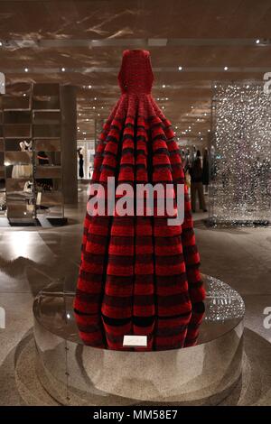 Azzedine Alaia Der Couturier, das Design Museum, London, England Stockfoto