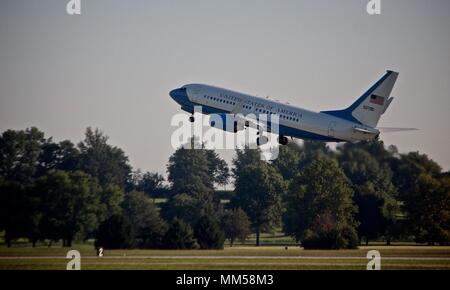 Eine C-40 C Flugzeuge mit der 932Nd Airlift Wing fährt September 8, 2017 von Scott Air Force Base, Illinois, Überschrift zu Tyndall Air Force Base, Fellow service Mitglieder vor herannahenden Hurrikan Irma abholen. Die gesamtkraft Crew von Active Duty 54th Airlift Squadron und Reservisten der 73rd Airlift Squadron empfohlene Piloten, Flugbegleiter und fliegende Mannschaft Leiter an Bord. (U.S. Air Force Foto von Oberstleutnant Stan Paregien) Stockfoto