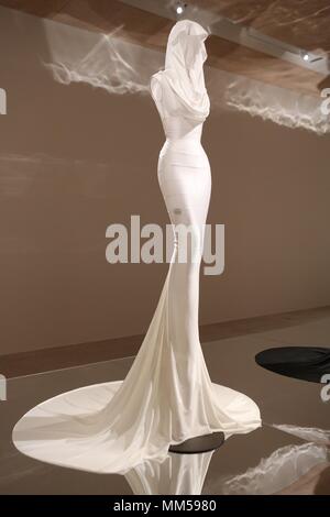 Azzedine Alaia Der Couturier, das Design Museum, London, England Stockfoto
