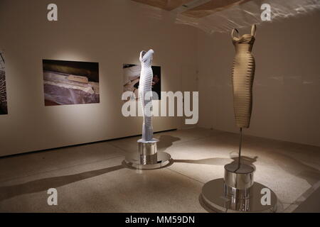 Azzedine Alaia Der Couturier, das Design Museum, London, England Stockfoto