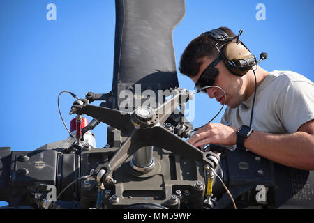 Einen Flieger aus dem 41 Hubschrauber Wartungseinheit führt die Instandhaltung auf ein HH-60 G Pavehawk vor dem Start, Sept. 9, 2017, bei Moody Air Force Base, Ga Team Moody Flugzeuge und Rettung Vermögenswerte nach Columbus Air Force Base, Fräulein reiste, für Schutz, bevor die Zapfwelle erneut eingerückt wird, mit anderen Moody Vermögenswerte der Federal Emergency Management Agency und andere First Responder Agenturen bei den bevorstehenden Hurrikan Irma in der südöstlichen Region zu unterstützen. (U.S. Air Force Foto von älteren Flieger Greg Nash) Stockfoto