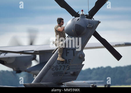 Einen Flieger aus dem 41 Hubschrauber Wartungseinheit führt die Instandhaltung auf ein HH-60 G Pavehawk Heckrotor, Sept. 9, 2017, bei Moody Air Force Base, Ga Team Moody Flugzeuge und Rettung Vermögenswerte nach Columbus Air Force Base, Fräulein reiste, für Schutz, bevor die Zapfwelle erneut eingerückt wird, mit anderen Moody Vermögenswerte der Federal Emergency Management Agency und andere First Responder Agenturen bei den bevorstehenden Hurrikan Irma in der südöstlichen Region zu unterstützen. (U.S. Air Force Foto von älteren Flieger Greg Nash) Stockfoto