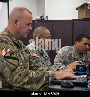 Die 164th Air Defense Artillery Brigade ist eine Einheit der Florida Army National Guard, die für Luftverteidigung und interne Unterstützungsmissionen verantwortlich ist. Das Archivbild dokumentiert das Personal des Brigade-Hauptquartiers, das am 8. September 2017 in Orlando, Florida, Notfallpläne zur Vorbereitung der Hurrikan Irma-Operationen durchführte. Der historische Fotodruck dokumentiert die Koordination für humanitäre Hilfe, Sicherheit und Such- und Rettungsunterstützung. Stockfoto