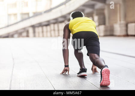 Wirbelsäule anzeigen. Afrikanische Sportler in Laufen darstellen. Außenaufnahme, morgen. Im Frühling oder im Sommer Stockfoto