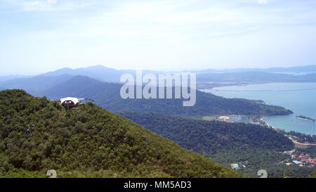 PULAU Langkawi, Malaysia - APR 8 2015: Die Langkawi Seilbahn, auch bekannt als SkyCab, ist eine der großen Attraktionen der Insel. Stockfoto