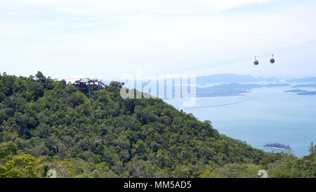 PULAU Langkawi, Malaysia - APR 8 2015: Die Langkawi Seilbahn, auch bekannt als SkyCab, ist eine der großen Attraktionen der Insel. Stockfoto