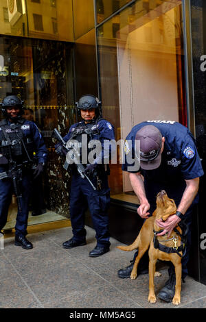 Polizisten mit automatischen Waffen und K 9 bewachen den Eingang zum Trump Tower in New York City Mai 6, 2-18. Stockfoto