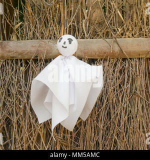 Japanische Puppe aufhängen, für gutes Wetter beten Stockfoto