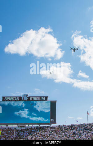 MV-22 Fischadler fliegen über Spartan Stadium, bevor ein Fußballspiel, East Lansing, Mich., Sept. 9, 2017. Michigan State University besiegt Western Michigan University, 28-14. (U.S. Marine Corps Foto von Cpl. Samantha K. Braun) Stockfoto