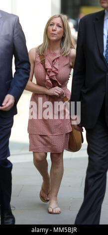 Bild zeigt: High Court London Joanna Gosling BBC Moderatoren Tim Wilcox, Joanna Gosling und David Eades an das Gericht heute pic von Gavin Rodgers/Pi Stockfoto