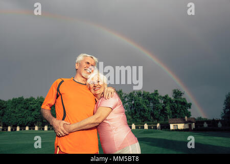 Senior Paar im Park zusammen umarmen Stockfoto